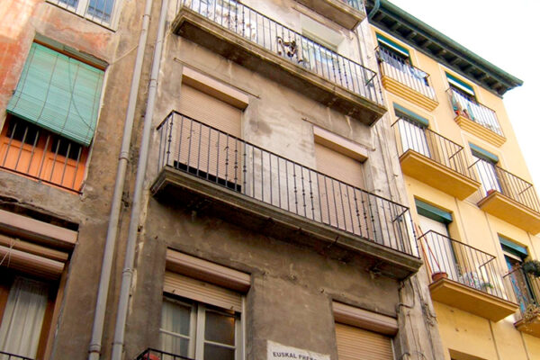 Rehabilitación Integral del edificio. Fachadas, accesos, instalaciones y eliminación de barreras arquitectónicas. Instalación de Ascensor adaptado a personas con movilidad reducida, en Descalzos 65, Pamplona.