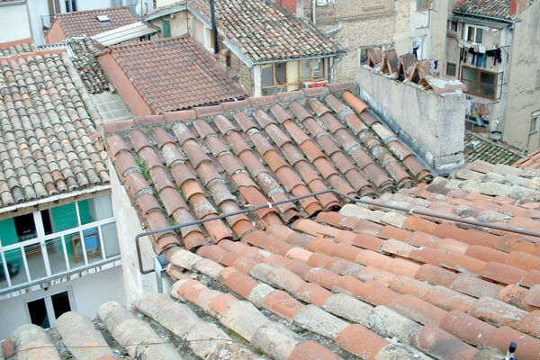 Rehabilitación Integral del edificio. Fachadas, accesos, instalaciones y eliminación de barreras arquitectónicas. Instalación de Ascensor adaptado a personas con movilidad reducida, en Descalzos 65, Pamplona.