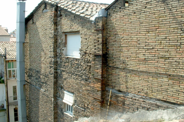 Rehabilitación Integral del edificio. Fachadas, accesos, instalaciones y eliminación de barreras arquitectónicas. Instalación de Ascensor adaptado a personas con movilidad reducida, en Descalzos 65, Pamplona.