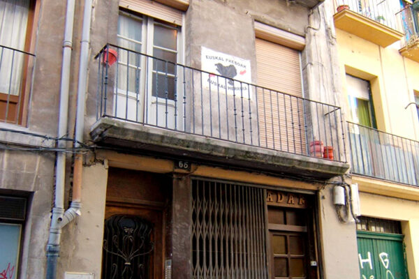 Rehabilitación Integral del edificio. Fachadas, accesos, instalaciones y eliminación de barreras arquitectónicas. Instalación de Ascensor adaptado a personas con movilidad reducida, en Descalzos 65, Pamplona.