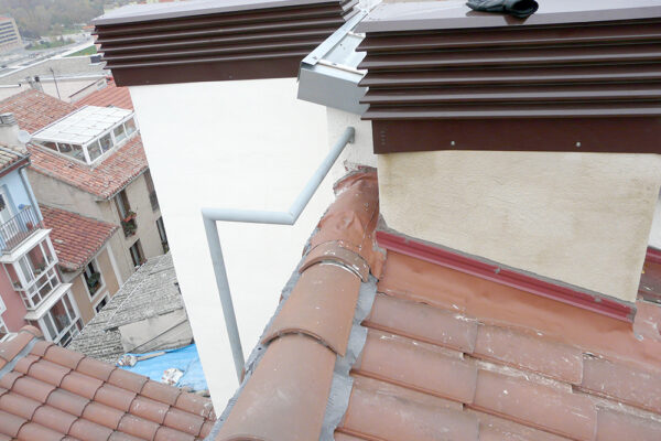 Rehabilitación Integral del edificio. Fachadas, accesos, instalaciones y eliminación de barreras arquitectónicas. Instalación de Ascensor adaptado a personas con movilidad reducida, en Descalzos 65, Pamplona.