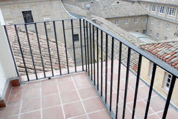 Rehabilitación Integral del edificio. Fachadas, accesos, instalaciones y eliminación de barreras arquitectónicas. Instalación de Ascensor adaptado a personas con movilidad reducida, en Descalzos 65, Pamplona.