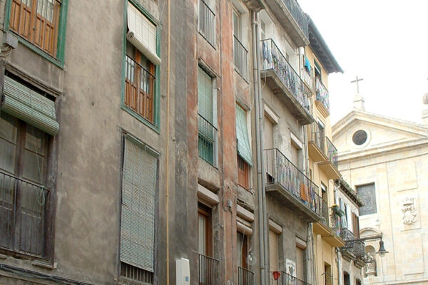 Rehabilitación Integral del edificio. Fachadas, accesos, instalaciones y eliminación de barreras arquitectónicas. Instalación de Ascensor adaptado a personas con movilidad reducida, en Descalzos 65, Pamplona.