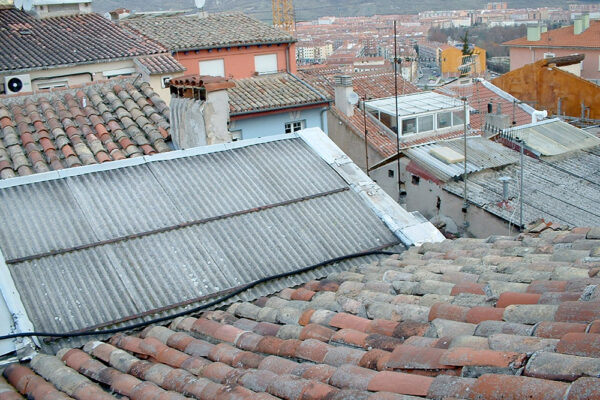 Rehabilitación Integral del edificio. Fachadas, accesos, instalaciones y eliminación de barreras arquitectónicas. Instalación de Ascensor adaptado a personas con movilidad reducida, en Descalzos 65, Pamplona.