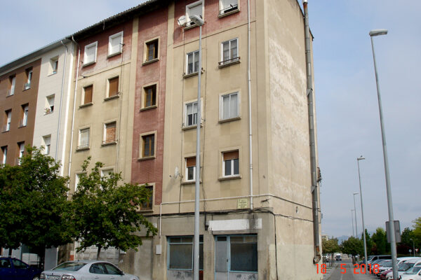 Derribo de eldificio y proyecto de urbanización en Ferrocarril 2, en el barrio de Buztintxuri en Pamplona, Navarra.