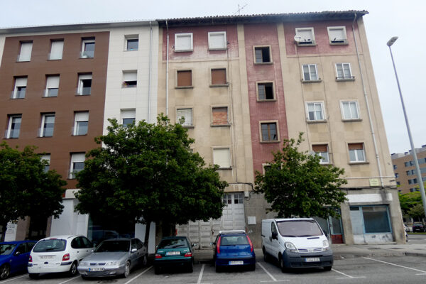 Derribo de eldificio y proyecto de urbanización en Ferrocarril 2, en el barrio de Buztintxuri en Pamplona, Navarra.