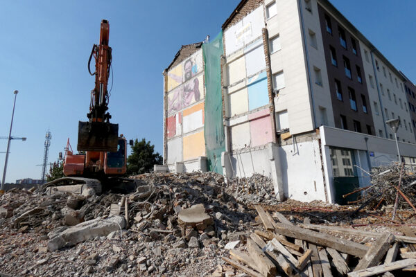 Derribo de eldificio y proyecto de urbanización en Ferrocarril 2, en el barrio de Buztintxuri en Pamplona, Navarra.