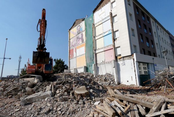 Derribo de eldificio y proyecto de urbanización en Ferrocarril 2, en el barrio de Buztintxuri en Pamplona, Navarra.