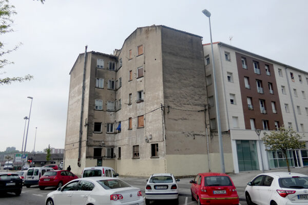 Derribo de eldificio y proyecto de urbanización en Ferrocarril 2, en el barrio de Buztintxuri en Pamplona, Navarra.