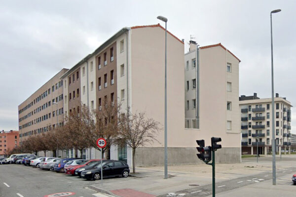 Derribo de eldificio y proyecto de urbanización en Ferrocarril 2, en el barrio de Buztintxuri en Pamplona, Navarra.