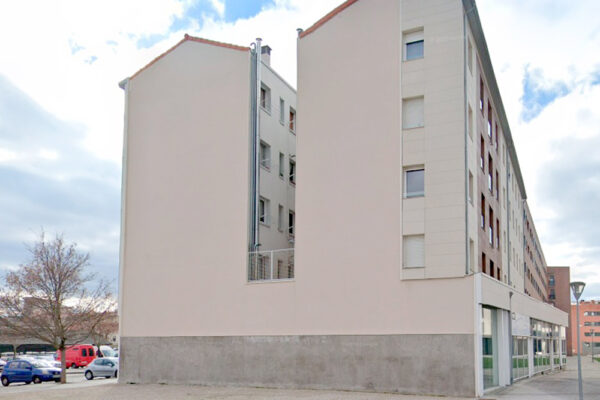 Derribo de eldificio y proyecto de urbanización en Ferrocarril 2, en el barrio de Buztintxuri en Pamplona, Navarra.