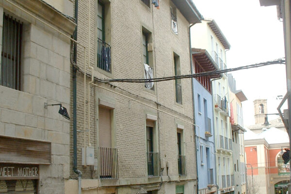 Rehabilitación Integral de un edificio de viviendas. Fachadas, instalaciones y accesos, en Mañueta 3, Pamplona.