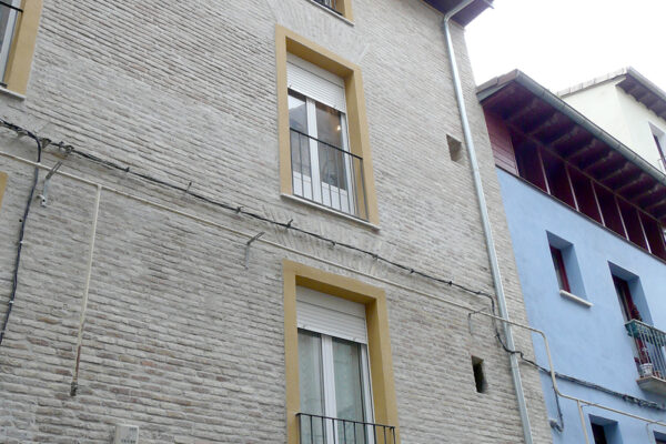 Rehabilitación Integral de un edificio de viviendas. Fachadas, instalaciones y accesos, en Mañueta 3, Pamplona.