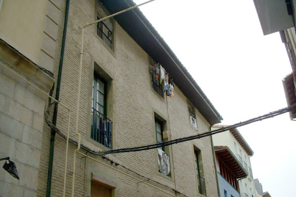 Rehabilitación Integral de un edificio de viviendas. Fachadas, instalaciones y accesos, en Mañueta 3, Pamplona.