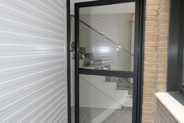 Patio de la vivienda unifamiliar después de la instalación de un ascensor para una persona con discapacidad.