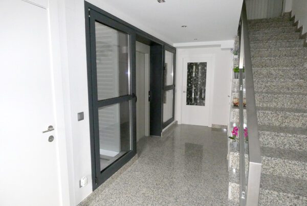 Interior de la vivienda unifamiliar después de la instalación de un ascensor para una persona con discapacidad.