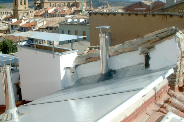 Tejado rehabilitado del edificio de viviendas de la calle Tejería 7 en Pamplona.