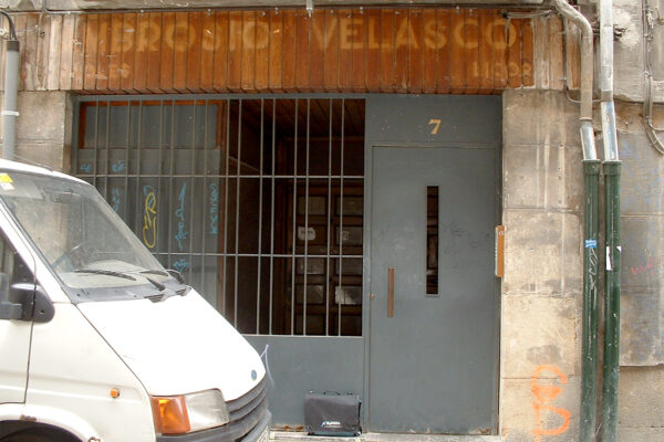 Local y entrada al edificio de viviendas antes de la rehabilitación.