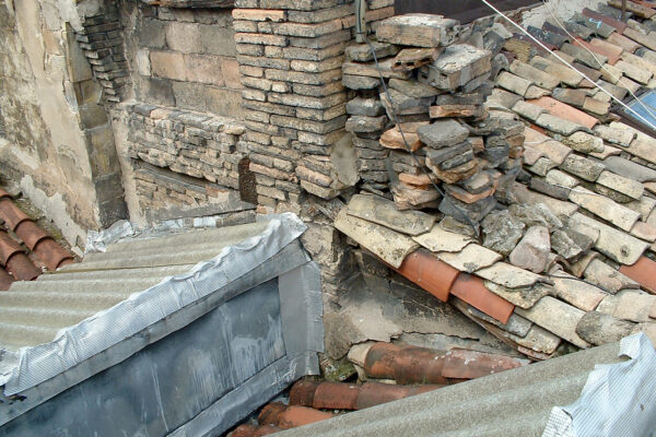 Tejado del edificio de viviendas antes de la rehabilitación.