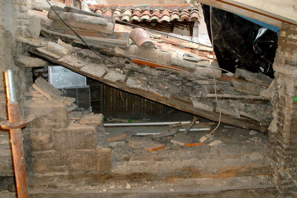 Tejado y cubierta del edificio de viviendas antes de la rehabilitación.