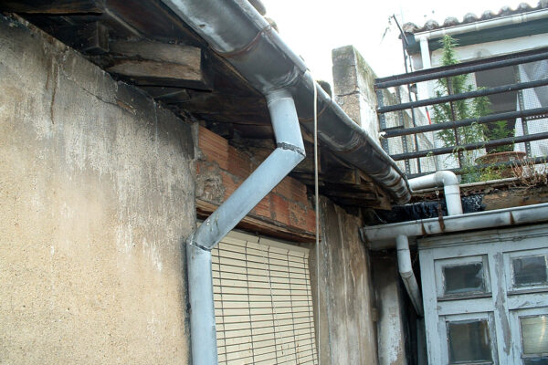 Alero y fachada del patio del edificio de viviendas antes de la rehabilitación.