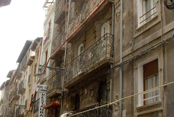 Rehabilitación Integral de un edificio de viviendas. Fachadas, instalaciones, accesos y eliminación de barreras arquitectónicas. Instalación de Ascensor adaptado a personas con movilidad reducida, en San Gregorio 34-36, Pamplona.