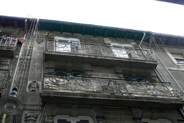 Rehabilitación Integral de un edificio de viviendas. Fachadas, instalaciones, accesos y eliminación de barreras arquitectónicas. Instalación de Ascensor adaptado a personas con movilidad reducida, en San Gregorio 34-36, Pamplona.