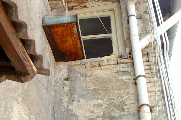 Rehabilitación Integral de un edificio de viviendas. Fachadas, instalaciones, accesos y eliminación de barreras arquitectónicas. Instalación de Ascensor adaptado a personas con movilidad reducida, en San Gregorio 34-36, Pamplona.