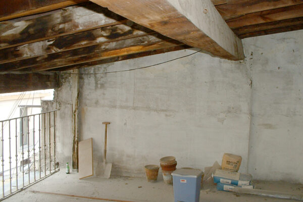 Rehabilitación Integral de un edificio de viviendas. Fachadas, instalaciones, accesos y eliminación de barreras arquitectónicas. Instalación de Ascensor adaptado a personas con movilidad reducida, en San Gregorio 34-36, Pamplona.